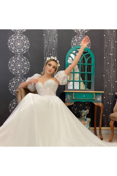 Full and voluminous skirted wedding dress TB1556