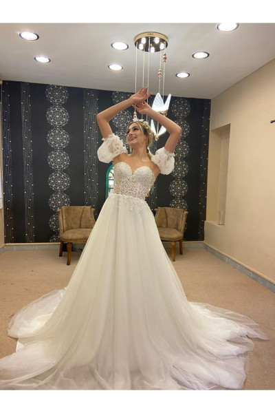 Full and voluminous skirted wedding dress TB1556