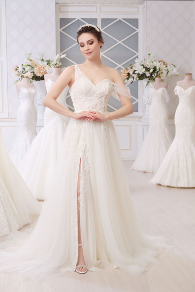 Helen wedding dress model Narin Middlemist TB1373 Helen wedding dress model Narin Middlemist TB1373
