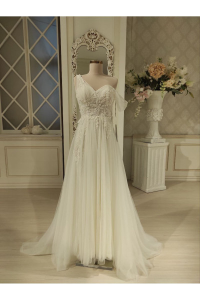 Helen wedding dress model Narin Middlemist TB1373