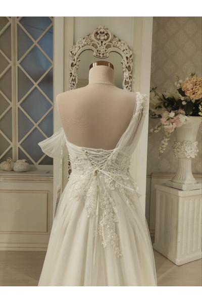 Helen wedding dress model Narin Middlemist TB1373