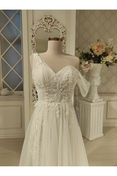 Helen wedding dress model Narin Middlemist TB1373