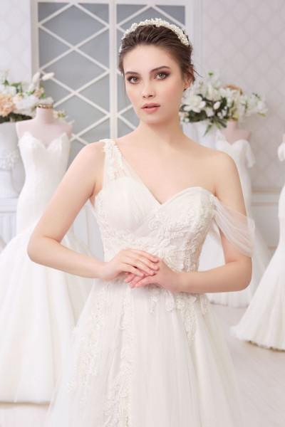 Helen wedding dress model Narin Middlemist TB1373