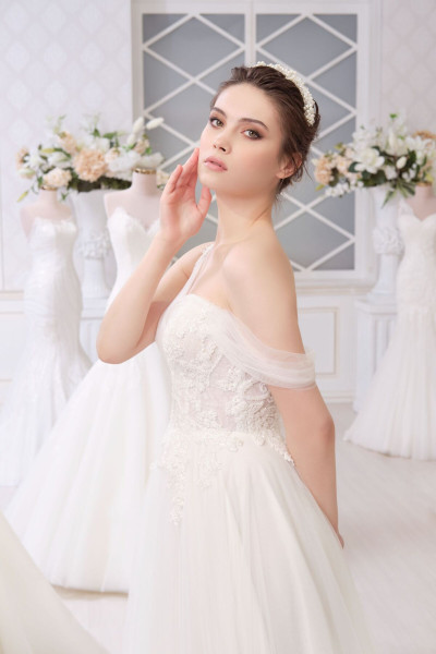 Helen wedding dress model Narin Middlemist TB1373