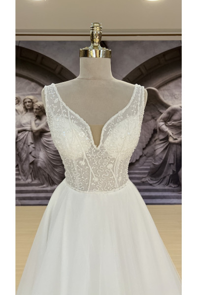 Wedding dress with embroidery on the upper body TB1407