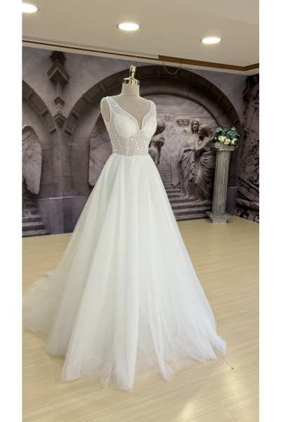 Wedding dress with embroidery on the upper body TB1407
