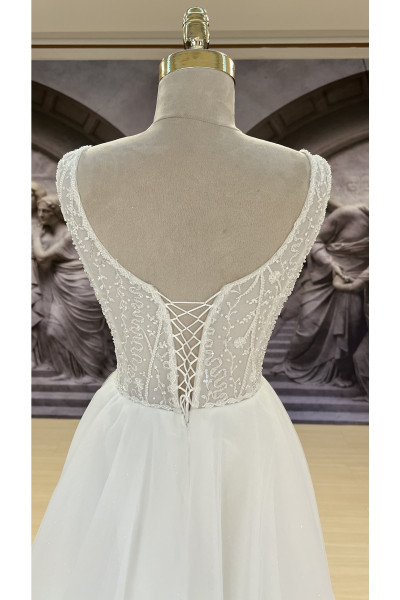 Wedding dress with embroidery on the upper body TB1407