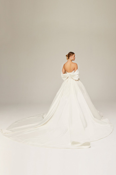 Mermaid wedding dress with open back and lace details TB1444