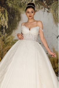 Bridal gown with smoky lace fabric, chest details, pearl embroidery, and pleated skirt TB1428
