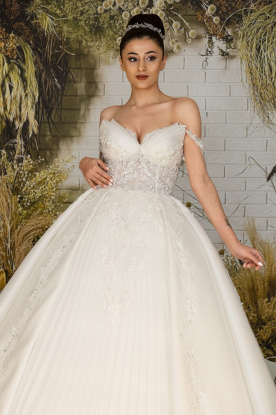 Bridal gown with smoky lace fabric, chest details, pearl embroidery, and pleated skirt TB1428