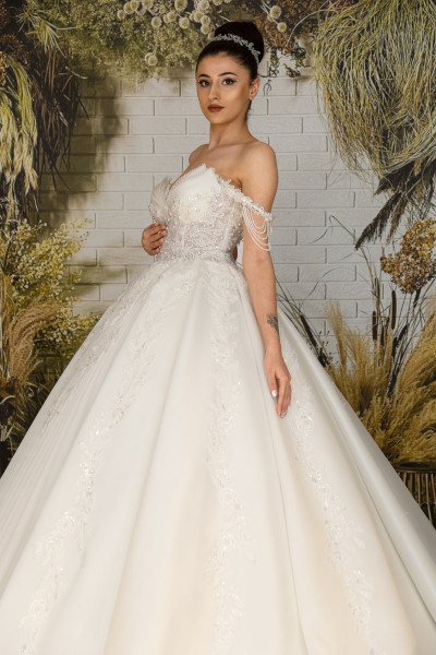 Bridal gown with smoky lace fabric, chest details, pearl embroidery, and pleated skirt TB1428