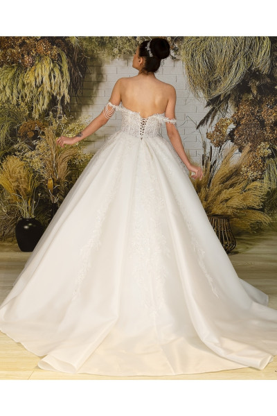 Bridal gown with smoky lace fabric, chest details, pearl embroidery, and pleated skirt TB1428