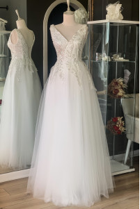 White maxi dress with lace details on the V-neck TB1557