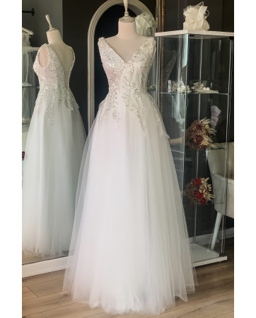 White maxi dress with lace details on the V-neck TB1557