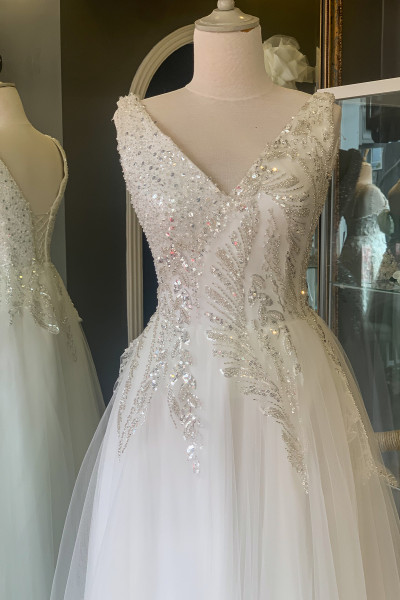White maxi dress with lace details on the V-neck TB1557