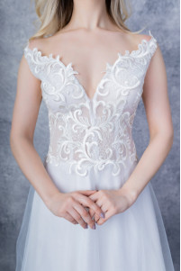 Embroidered seven-neck wedding dress TB1377