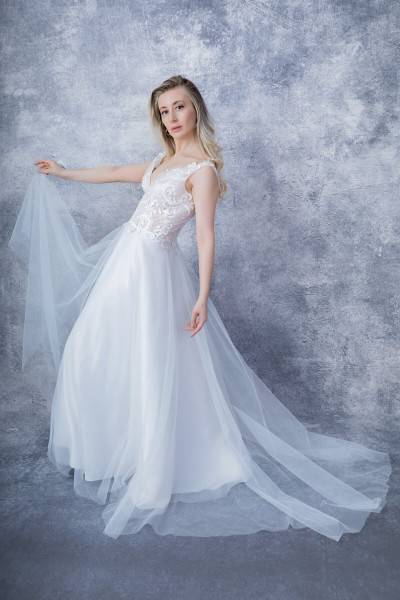 Embroidered seven-neck wedding dress TB1377